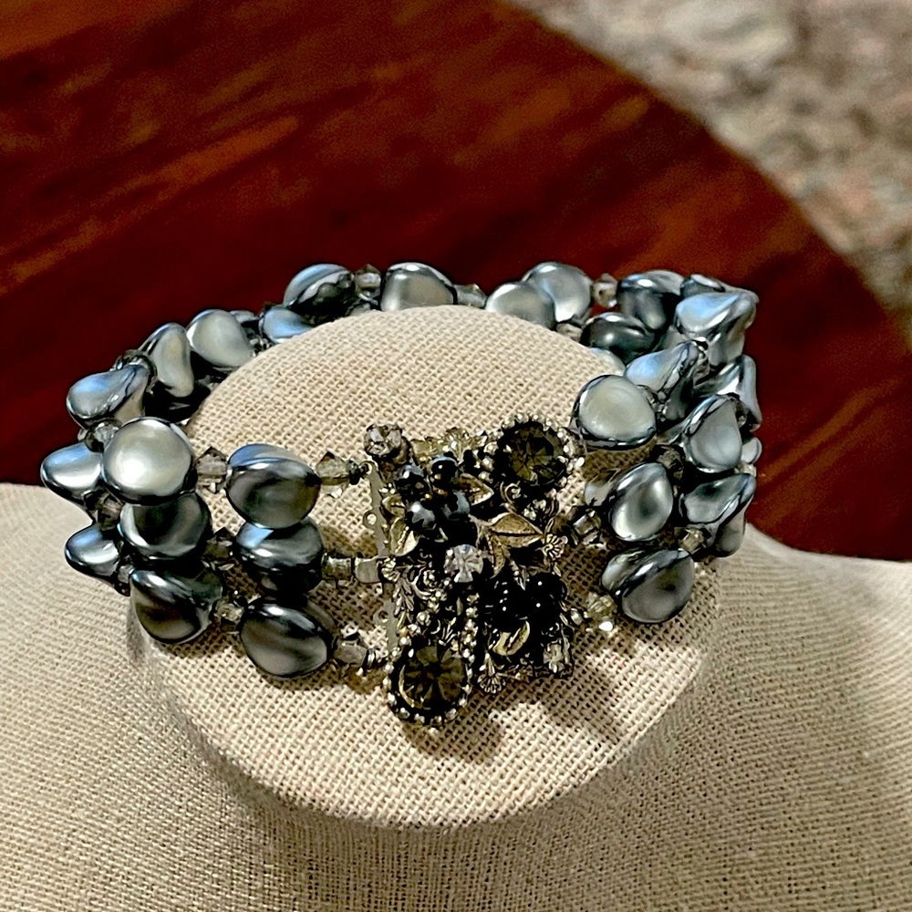 Grey Pearl bracelet with crystal clasp